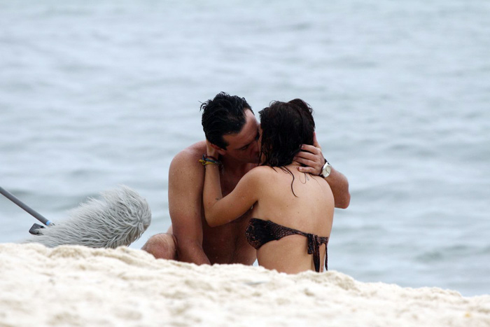 Fernanda Paes Leme e Rodrigo Lombardi se beijam em gravação de Salve Jorge