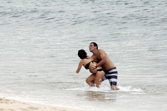 Os dois protagonizaram cenas românticas na praia