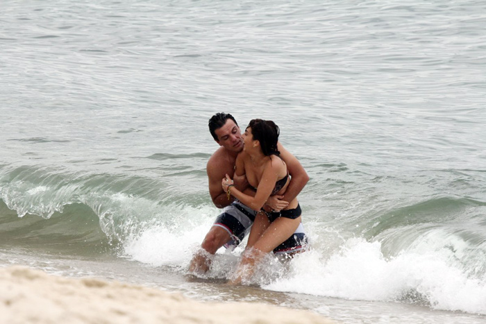 O casal inusitado surge após o novo sumiço de Morena (Nanda Costa)