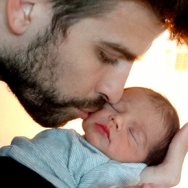  Shakira publica foto de Piqué e de seu filho Milan