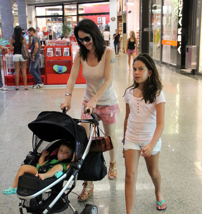 Babi Xavier passeia com a filha pelo shopping