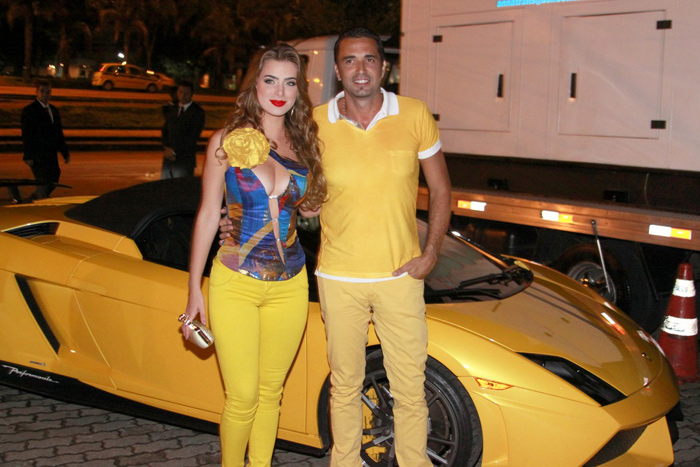 Com a namorada, Latino chega de Lamborghini amarelo à sua festa 