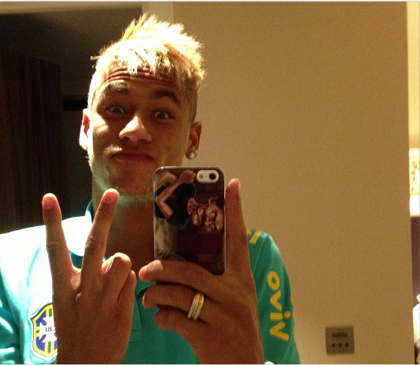 Neymar faz pose para comemorar a chegada dos 21 anos