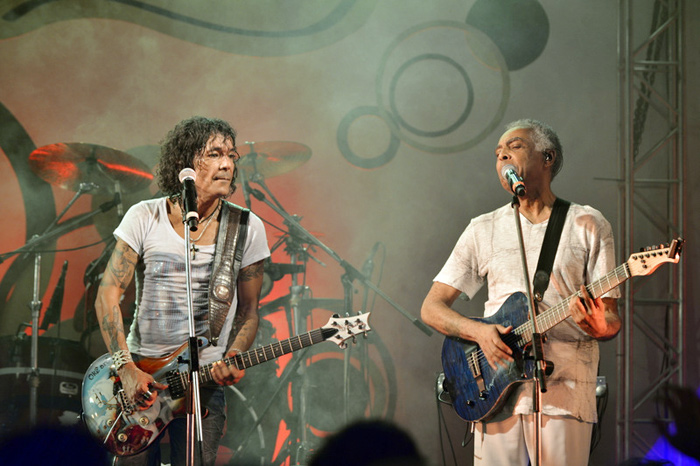 Gilberto Gil canta com Luiz Caldas em Salvador