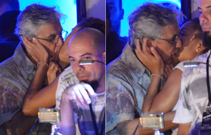 Caetano Veloso troca beijos apaixonados com morena em show de Gilberto Gil