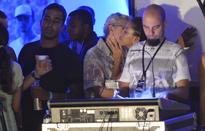 Caetano Veloso troca beijos apaixonados com morena em show de Gilberto Gil
