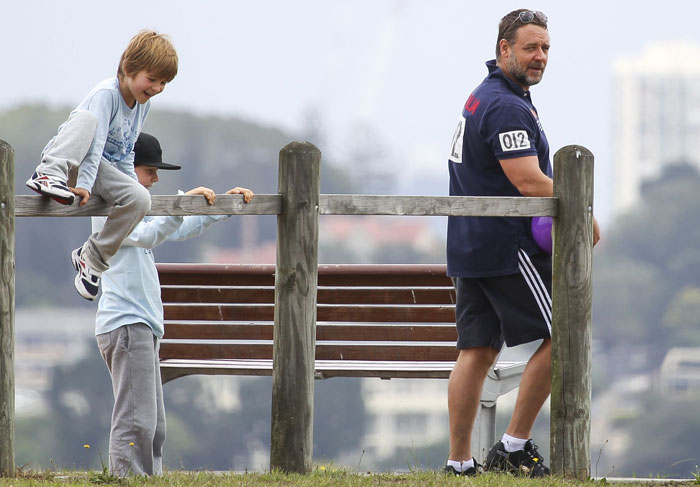  Russell Crowe brinca com os filhos em parque depois de confusão em clube