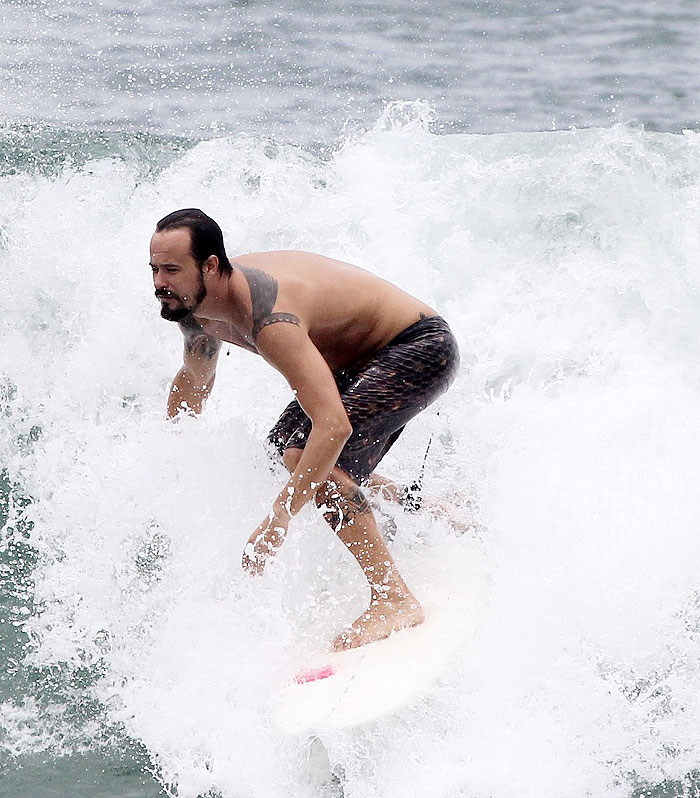 Paulinho Vilhena mostra habilidade no surf - Veja as Fotos