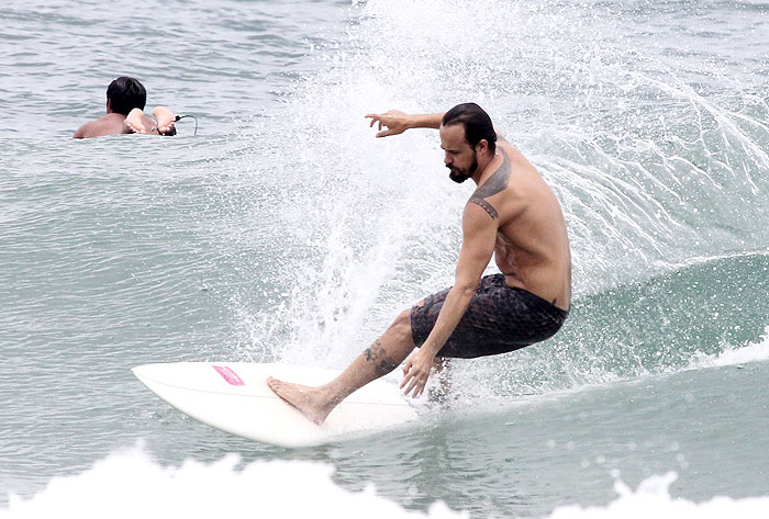 Paulinho Vilhena mostra habilidade no surf - Veja as Fotos