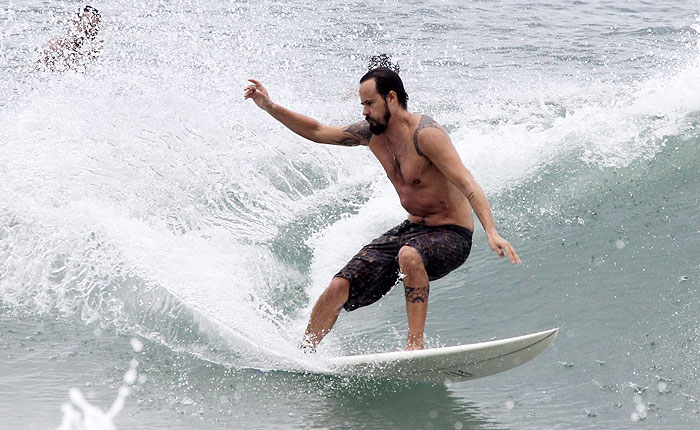 Paulinho Vilhena mostra habilidade no surf - Veja as Fotos