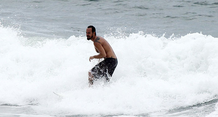 Paulinho Vilhena mostra habilidade no surf - Veja as Fotos