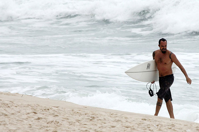 Paulinho Vilhena mostra habilidade no surf - Veja as Fotos