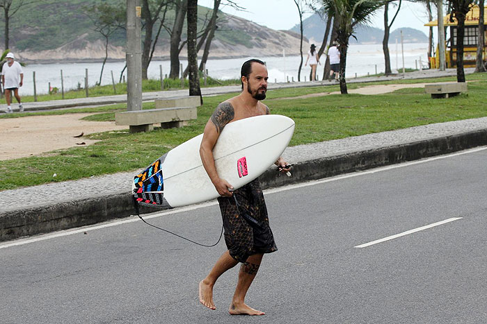 Paulinho Vilhena mostra habilidade no surf - Veja as Fotos