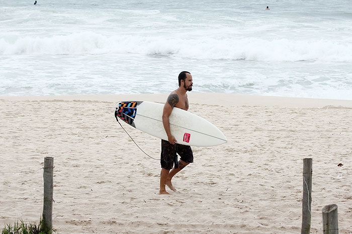 Paulinho Vilhena mostra habilidade no surf - Veja as Fotos