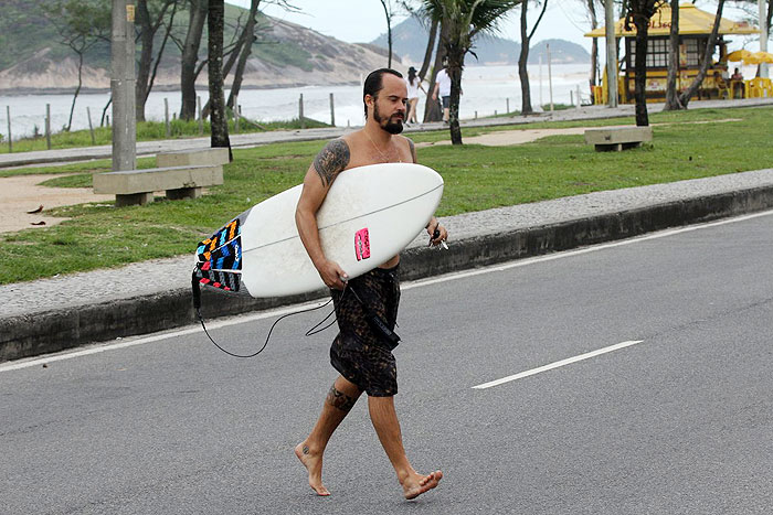 Paulinho Vilhena mostra habilidade no surf - Veja as Fotos