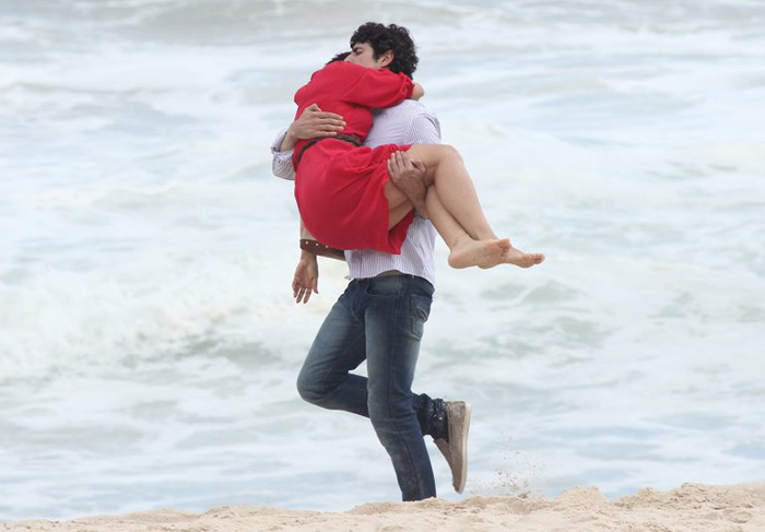 Reynaldo Gianecchini carrega Gloria Pires no colo na praia