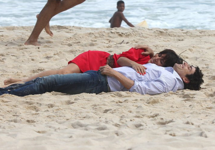 Reynaldo Gianecchini carrega Gloria Pires no colo na praia