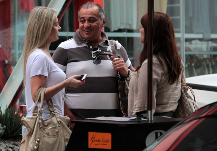 Mari Alexandre almoça com amigos em restaurante de São Paulo