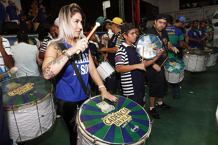 Dani Bolina cai no samba na Vila Maria - Veja as Fotos