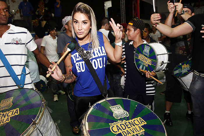 Dani Bolina cai no samba na Vila Maria - Veja as Fotos