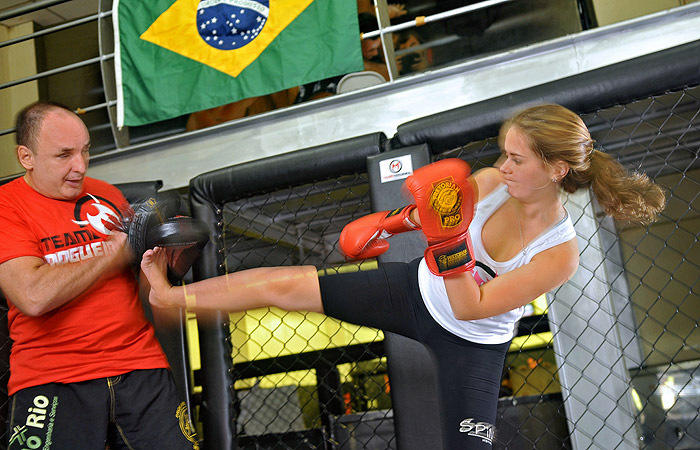 Letícia Medina pratica savate para manter a forma e melhorar o equilíbrio