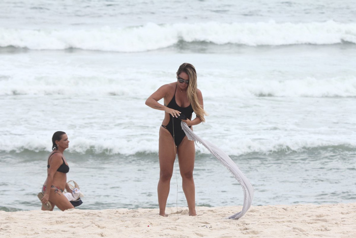 Cristina Mortágua exibe corpão em tarde na praia