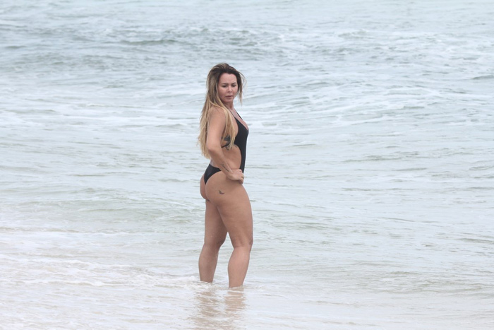 Cristina Mortágua exibe corpão em tarde na praia