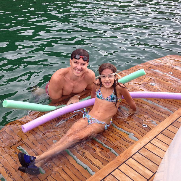  Rodrigo Faro batiza barco da família com o nome das filhas