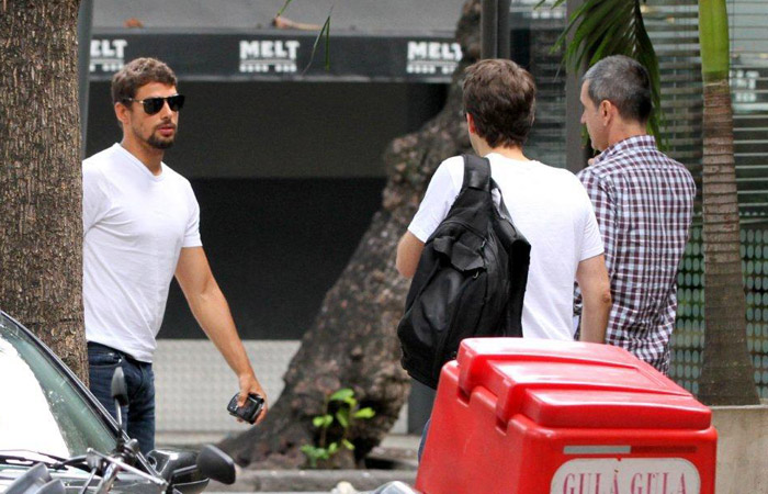 Cauã Reymond almoça com amigos em restaurante no Leblon