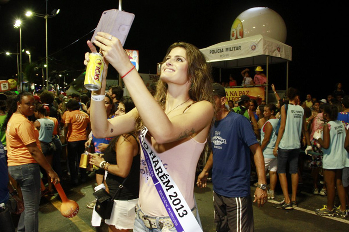 Isabeli Fontana registra momentos da folia