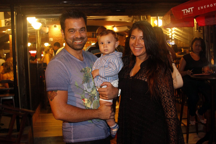 Priscila Pires vai com o filho e o marido em inauguração no Rio