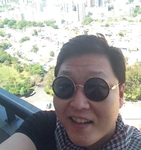 Psy chega ao Brasil para a folia em Salvador