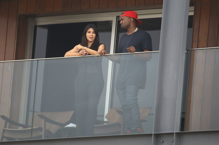 Kim Kardashian e Kanye West namoram em sacada de hotel no Rio