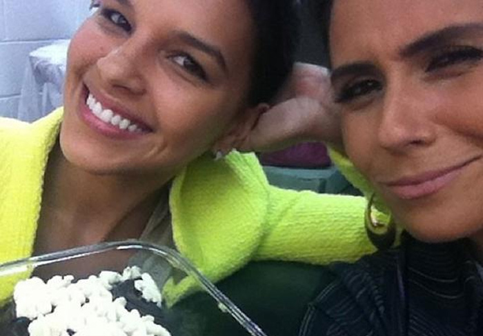 Mariana Rios leva torta para Giovana Antonelli, no set da novela