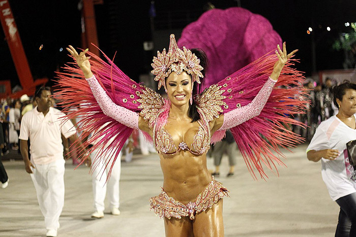 Gracyanne Barbosa chega ao desfile da unidos do Jacarezinho