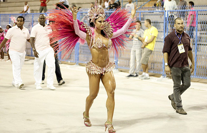 Gracyanne Barbosa chega ao desfile da unidos do Jacarezinho