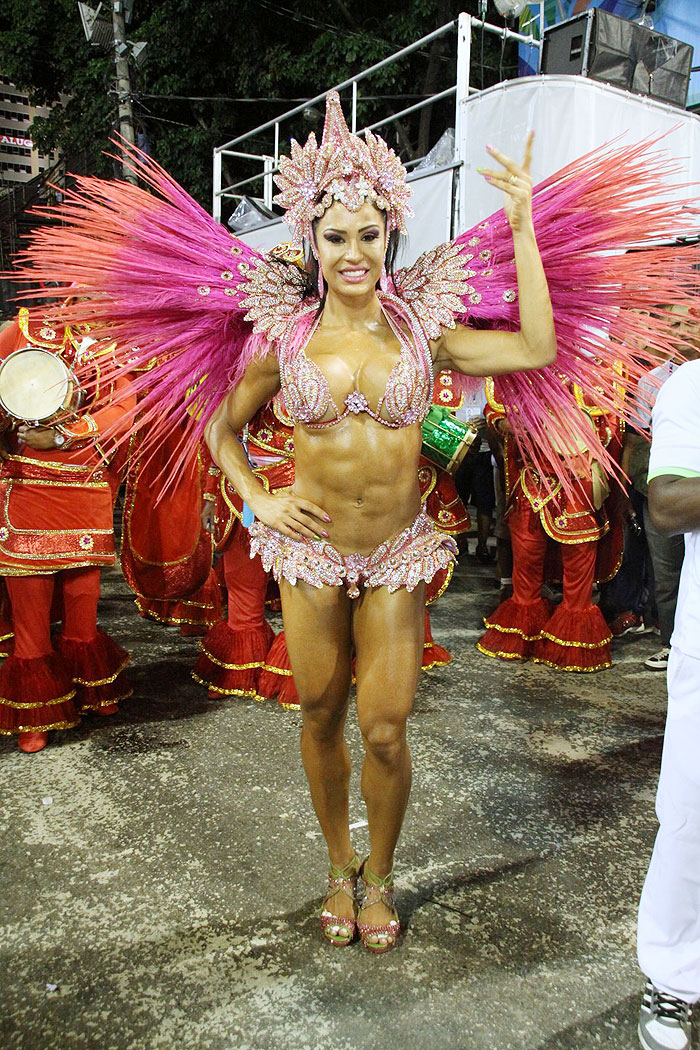 Gracyanne Barbosa chega ao desfile da unidos do Jacarezinho - Veja as Fotos