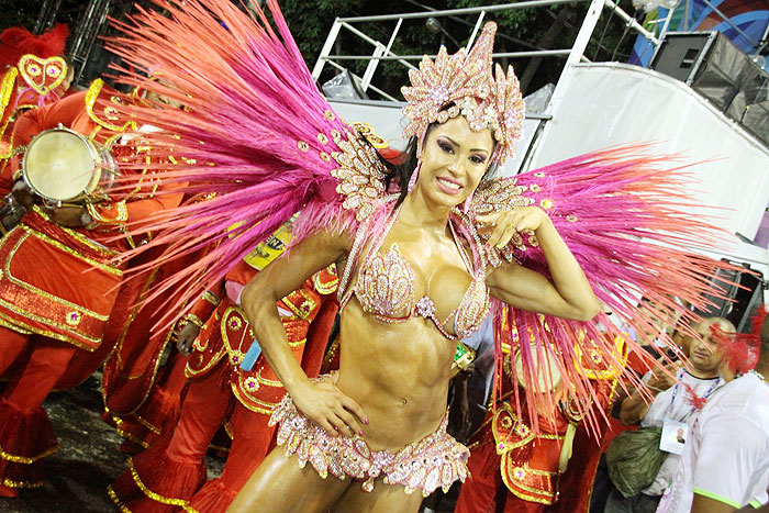 Gracyanne Barbosa chega ao desfile da unidos do Jacarezinho - Veja as Fotos