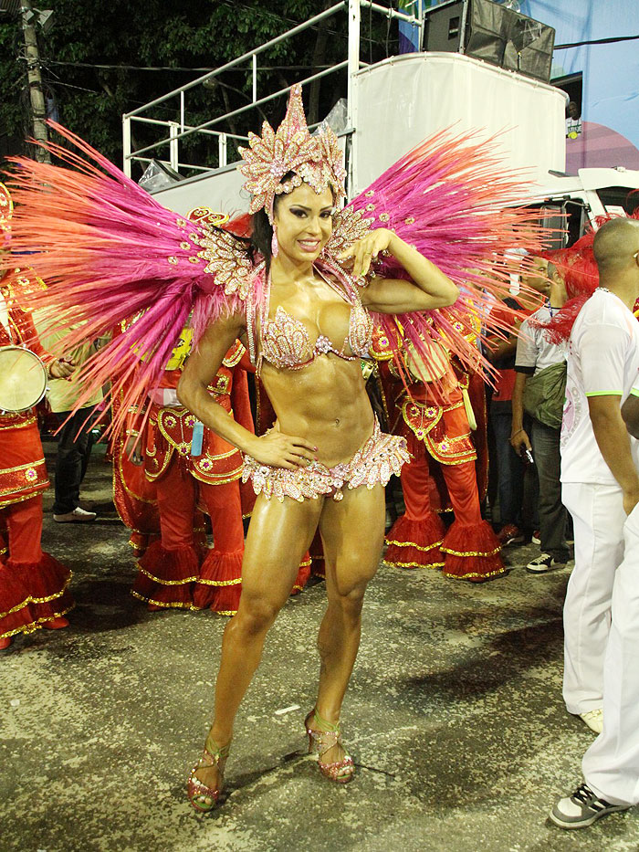 Gracyanne Barbosa chega ao desfile da unidos do Jacarezinho - Veja as Fotos