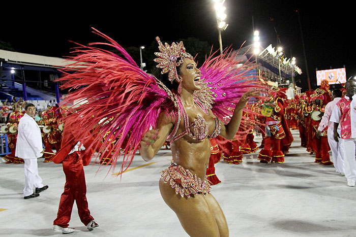 Gracyanne Barbosa chega ao desfile da unidos do Jacarezinho - Veja as Fotos