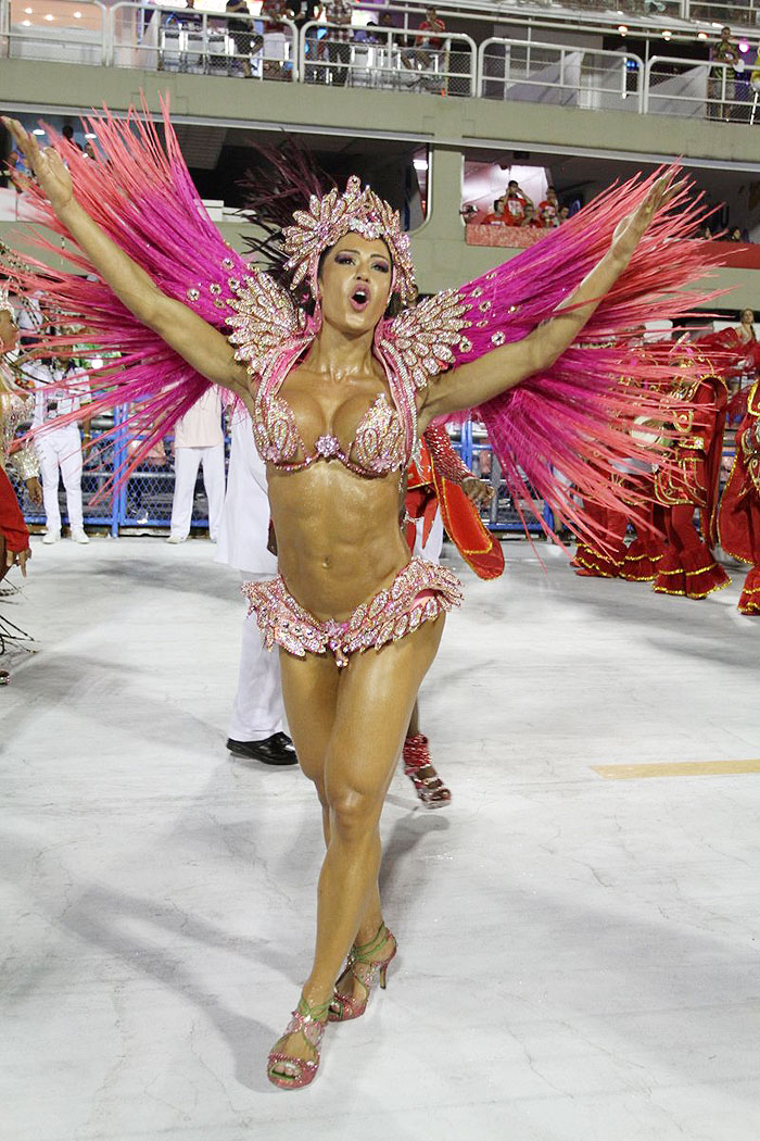 Gracyanne Barbosa chega ao desfile da unidos do Jacarezinho - Veja as Fotos