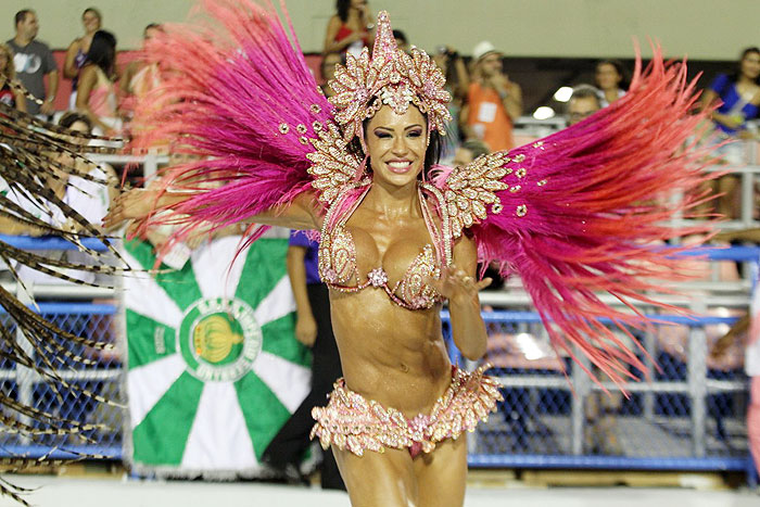 Gracyanne Barbosa chega ao desfile da unidos do Jacarezinho - Veja as Fotos