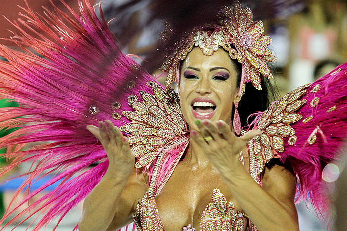 Gracyanne Barbosa chega ao desfile da unidos do Jacarezinho - Veja as Fotos