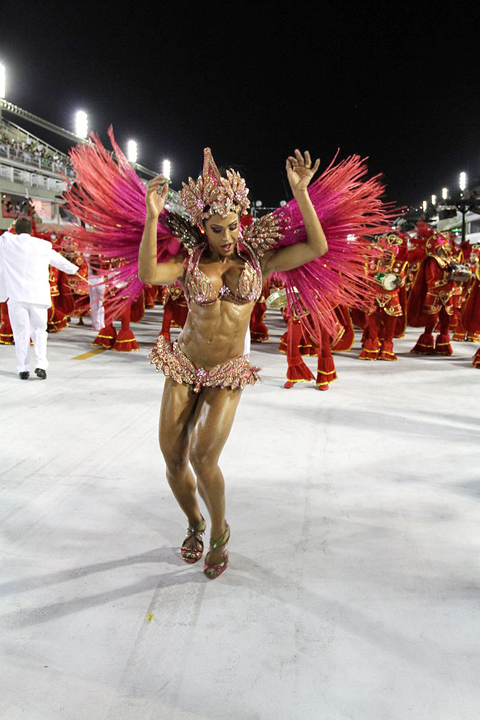 Gracyanne Barbosa chega ao desfile da unidos do Jacarezinho - Veja as Fotos