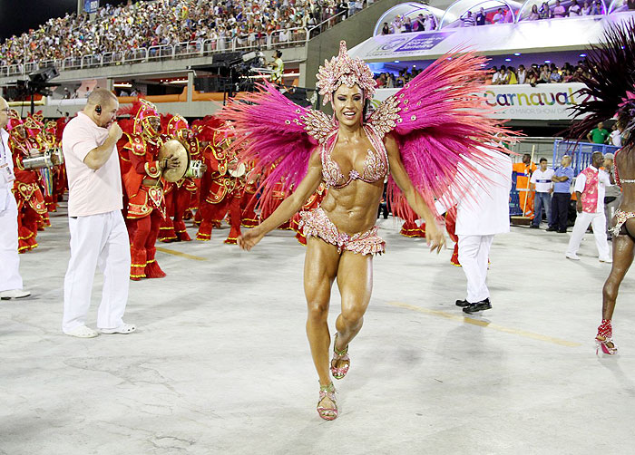 Gracyanne Barbosa chega ao desfile da unidos do Jacarezinho - Veja as Fotos