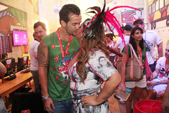 Preta Gil ganha beijo gostoso do marido Carlos Henrique Lima no camarote 2222, em Salvador