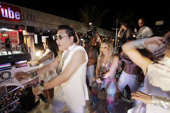 Psy agita o trio de Claudia Leitte em noite de Gangnam Style