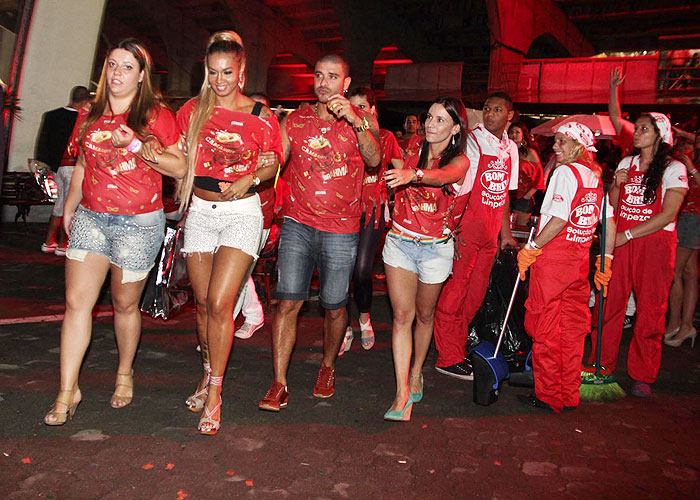 Diogo Nogueira chega ao Camarote Bar Brahma no 1º dia de desfiles em São Paulo