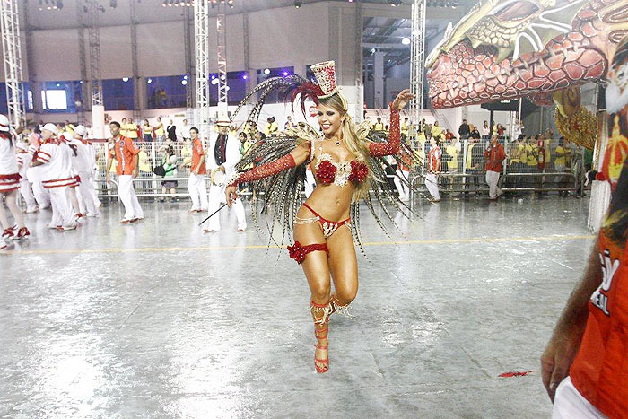 Cacau Colucci mostra seu gingado no desfile da Dragões da Real 