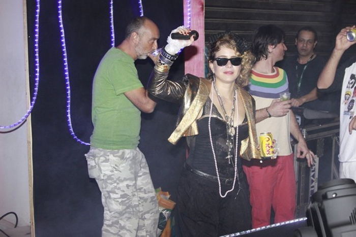 Leandra Leal se veste de Madonna em festa no Rio de Janeiro